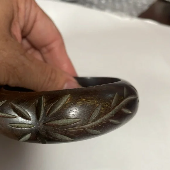 Carved Resin Bangle Bracelet Dark Chocolate Brown Chunky Costume Jewelry - Picture 3 of 5